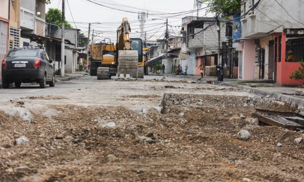 Intervención en Callejón Parra y calle  Luis Dillón es parte del mantenimiento  vial en el Suburbio para beneficiar a  300.000 mil habitantes