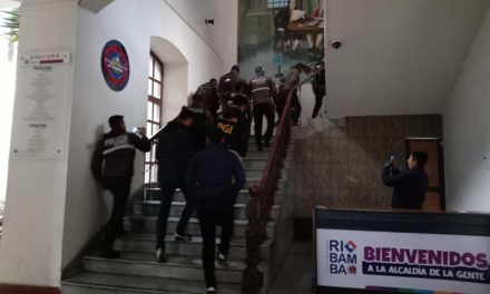 Cuatro concejales, detenidos en operativo en el Municipio de Riobamba