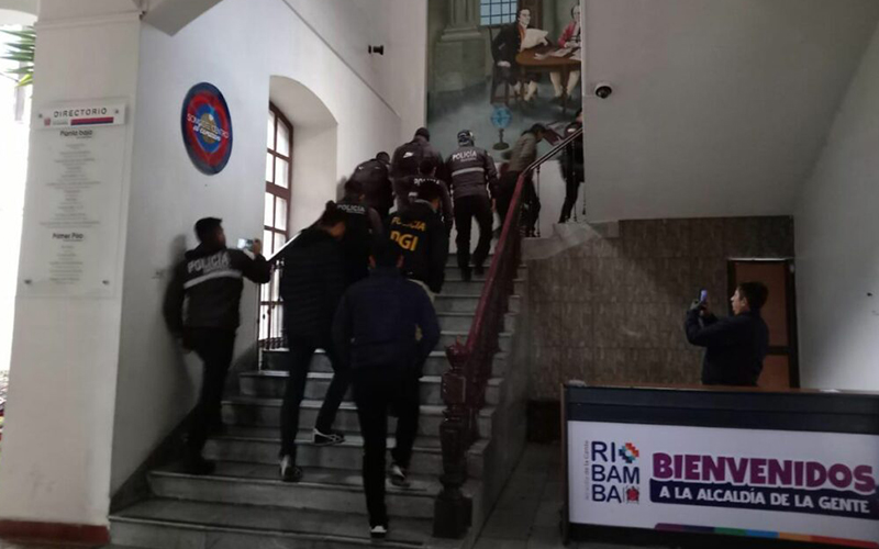 Cuatro concejales, detenidos en operativo en el Municipio de Riobamba