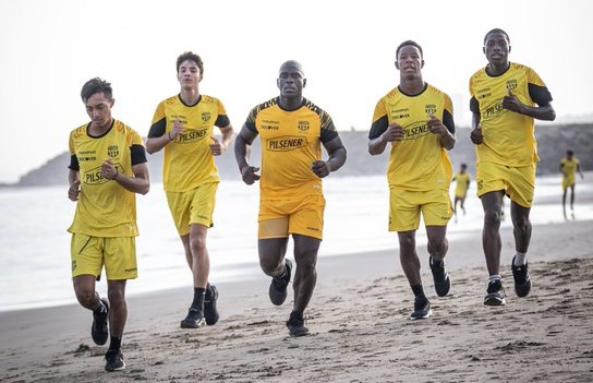 PRETEMPORADA: Barcelona entrenó en la playa en el turno matutino de la jornada