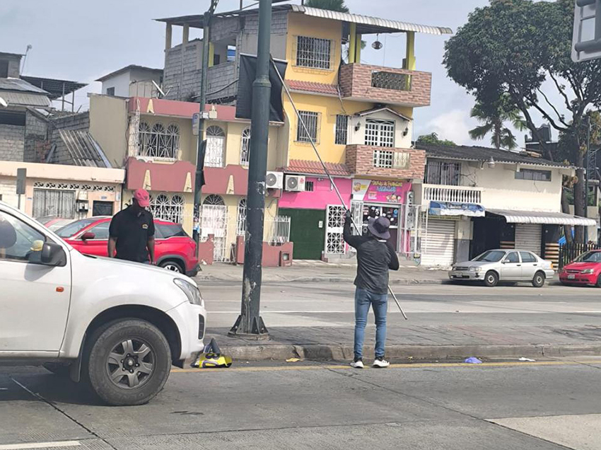 Justicia y Vigilancia retira propaganda política en zonas prohibidas por ordenanza municipal