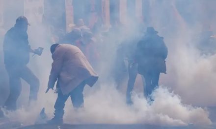 Bolivia: afines a Evo y Policía se enfrentan durante marcha