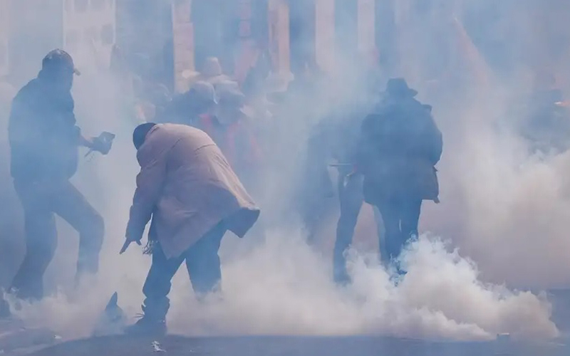 Bolivia: afines a Evo y Policía se enfrentan durante marcha