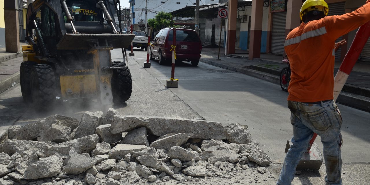 Municipio repara 11 cuadras de  segundo tramo en la calle Noguchi