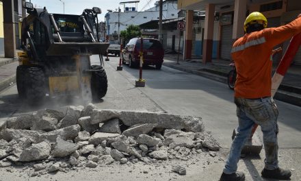 Municipio repara 11 cuadras de  segundo tramo en la calle Noguchi