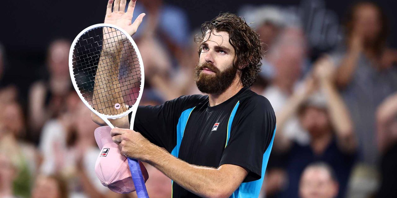 TENIS | Reilly Opelka, el gigante de 2,11m que superó un tumor y aplastó a Djokovic en Brisbane