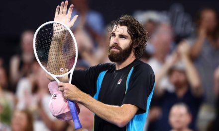 TENIS | Reilly Opelka, el gigante de 2,11m que superó un tumor y aplastó a Djokovic en Brisbane