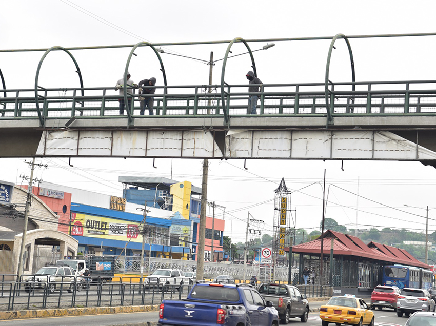 Municipio interviene en paso peatonal de la vía a Daule, el cual permaneció sin mantenimiento durante años