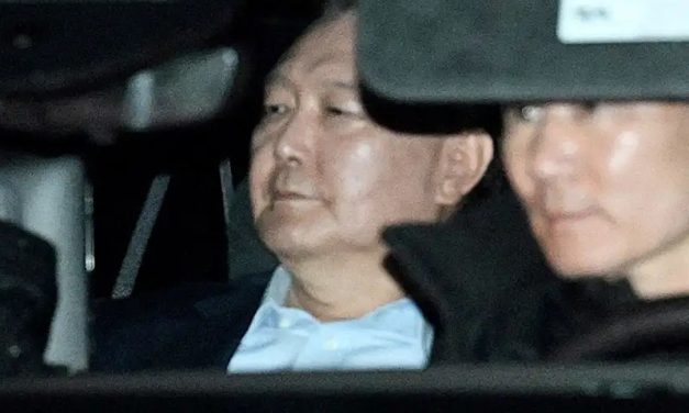 Presidente surcoreano mantiene el silencio en su arresto