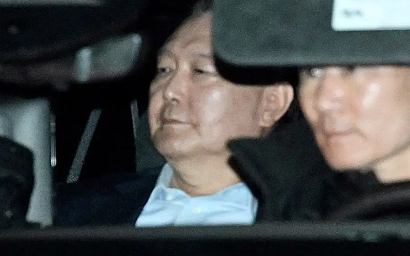 Presidente surcoreano mantiene el silencio en su arresto