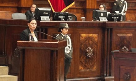 Vicepresidenta Verónica Abad llega por sorpresa a la Asamblea Nacional