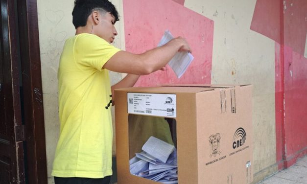 Cómo el voto joven está transformando las campañas políticas en Ecuador