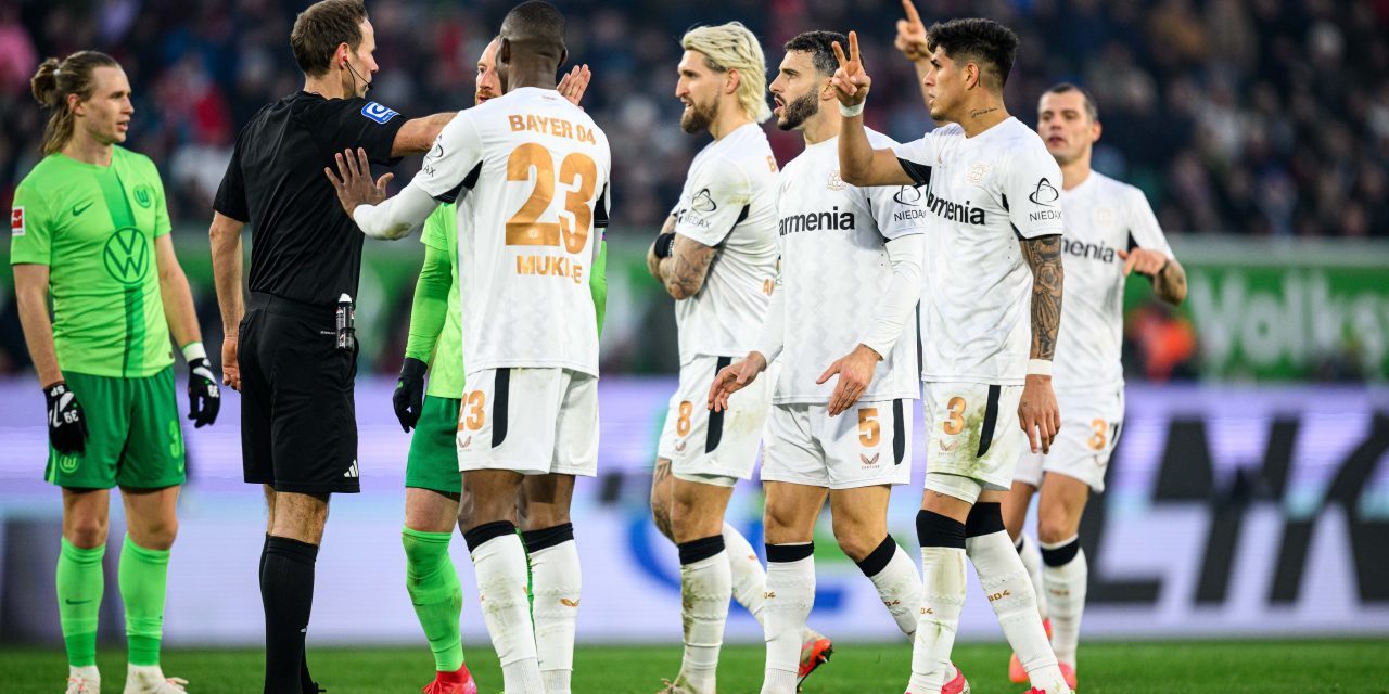 BUNDESLIGA | El equipo de Xabi Alonso y Piero Hincapié igualó ante Wolfsburgo y se alejó de la cima