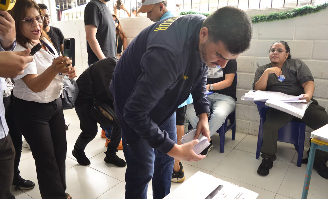 El alcalde Aquiles Alvarez ejerció su derecho al voto en compañía de partidarios y simpatizantes en plantel del norte de Guayaquil