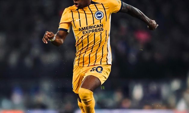 La ovación para Pervis Estupiñán en su regreso con Brighton
