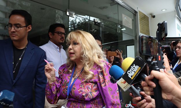 Jueza encuentra cuatro placas en el Ministerio de Trabajo al verificar las disculpas públicas a Verónica Abad