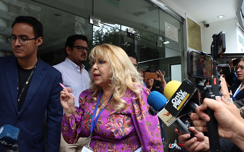 Jueza encuentra cuatro placas en el Ministerio de Trabajo al verificar las disculpas públicas a Verónica Abad