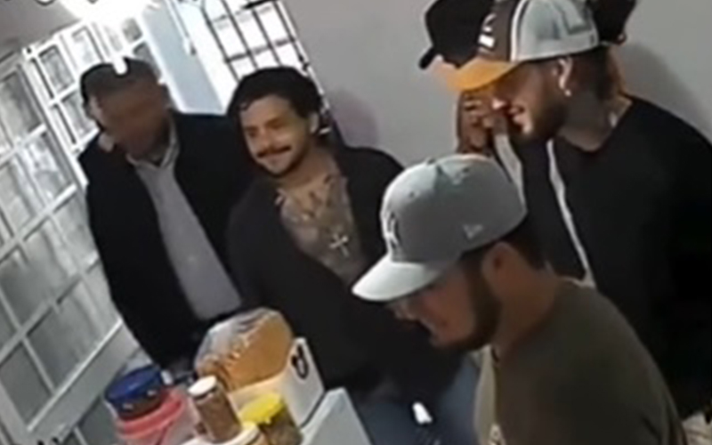 Christian Nodal sorprende a una vendedora al aparecer en su local