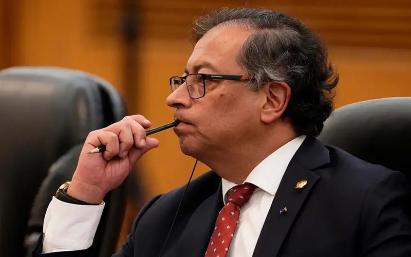 Petro pide renuncia de todo su gabinete en medio de crisis