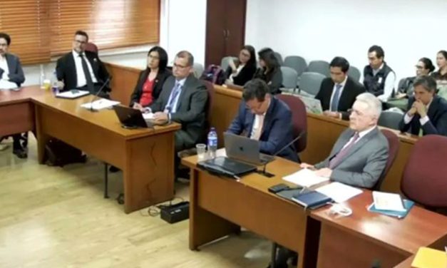 Colombia: Uribe se presenta ante jueza y reclama inocencia