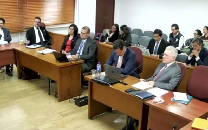 Colombia: Uribe se presenta ante jueza y reclama inocencia