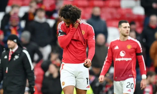 OTRA FEA CAÍDA del Manchester United: Y en Old Trafford