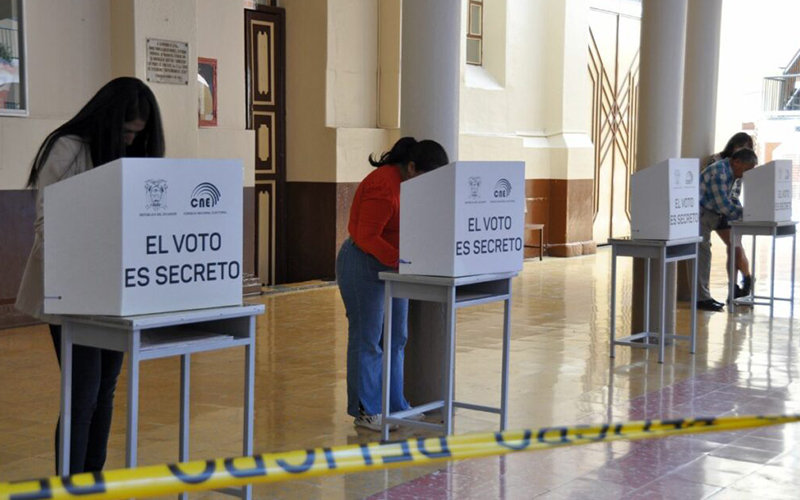 El CNE realiza el recuento de actas de binomio presidencial con novedad