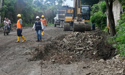 Autoridad Aeroportuaria de Guayaquil bachea 4 kilómetros de vías en el sector Casas Viejas