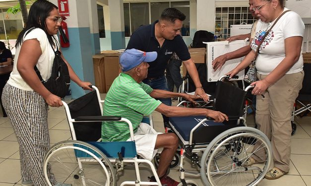 Alcaldía de Guayaquil entregó 226 ayudas técnicas a personas con discapacidad