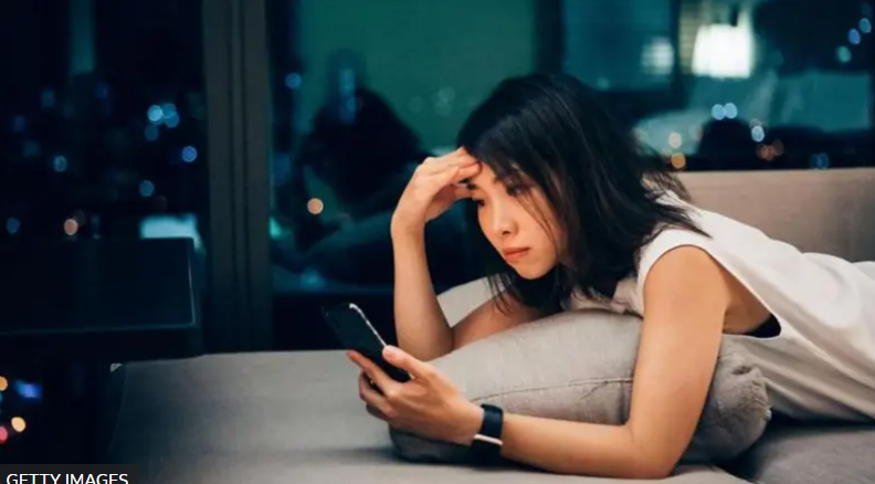 “DeepSeek hizo que me saltaran las lágrimas”: los jóvenes chinos que buscan terapia psicológica en la inteligencia artificial