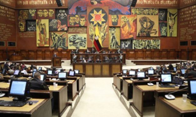 Asamblea recibió a representantes de dializadoras quienes expusieron los problemas por deuda del IESS y MSP