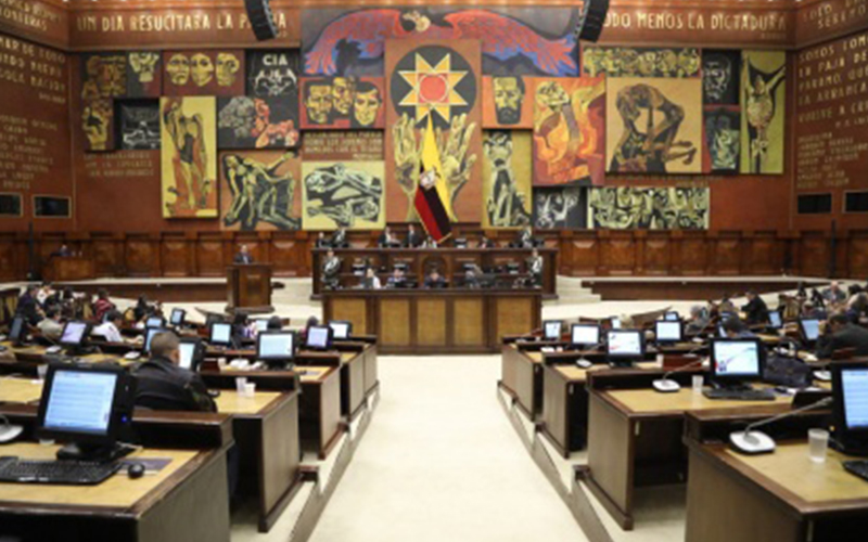 Asamblea recibió a representantes de dializadoras quienes expusieron los problemas por deuda del IESS y MSP