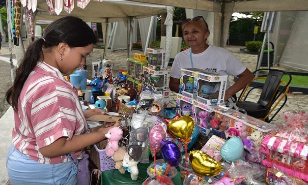 Feria por San Valentín reunió a 30 emprendedores en Plaza Guayarte