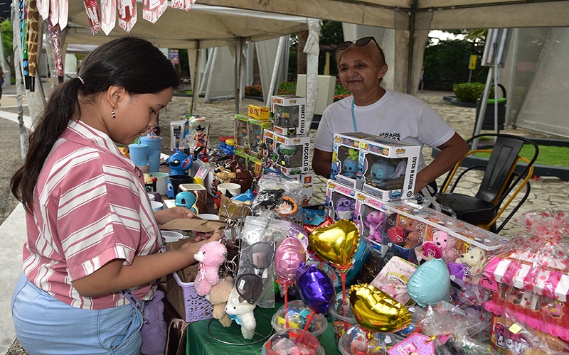 Feria por San Valentín reunió a 30 emprendedores en Plaza Guayarte
