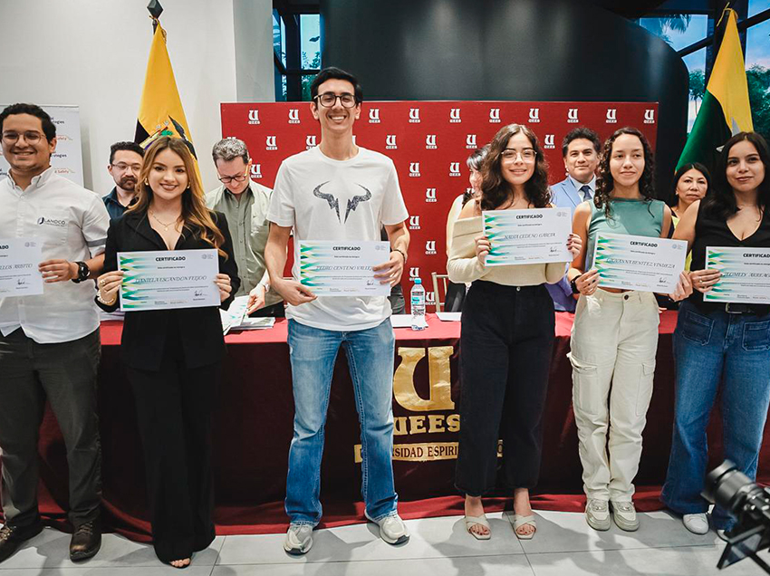 Municipio reconoció a universitarios, que participaron en la elaboración de la Guía para el Diseño de Calles de Guayaquil