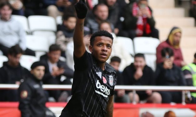 Keny Arroyo anotó su primer con el Besiktas de Turquía