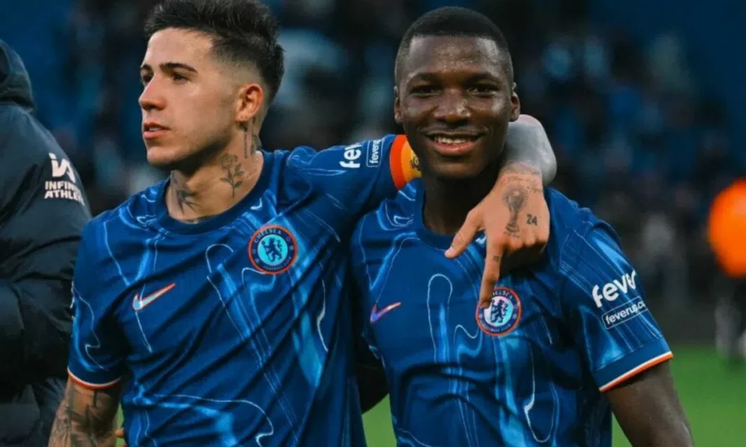 “Nos comunicamos bien”: Chelsea destaca la dupla de Moisés Caicedo con Enzo Fernández