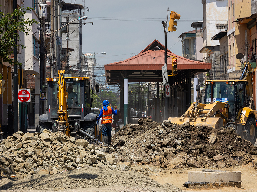 Pavimentación de carriles para la Troncal 4 de la Metrovía avanza en 42%