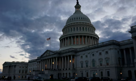 El Senado de EE.UU. aprueba el proyecto de ley republicano de seguridad fronteriza sin los recortes de impuestos de Trump