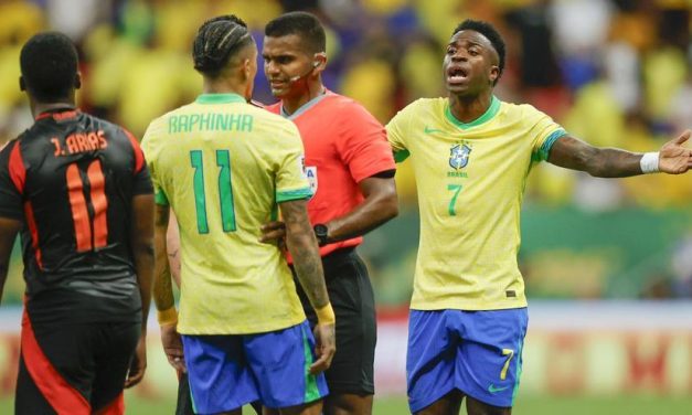 ELIMINATORIAS SUDAMERICANAS | La pelea de Raphinha con Vinícius en pleno partido de Brasil, justo antes de jugar contra Argentina