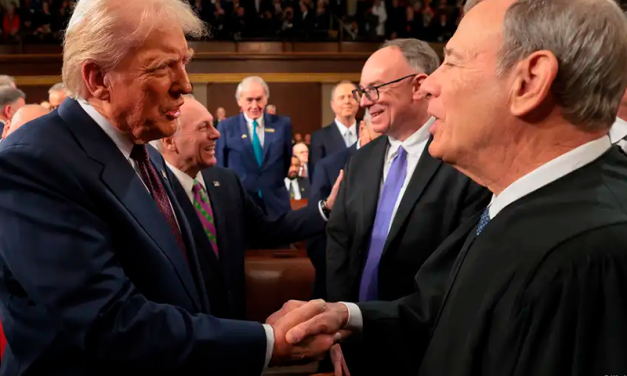Líder de Corte Suprema reprende a Trump por ataque a juez
