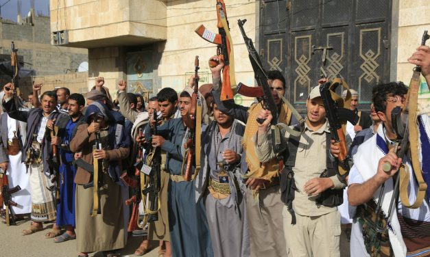Los hutíes bombardean buques de guerra de EE. UU. y frustran “un ataque aéreo a gran escala” contra Yemen