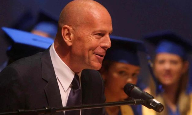 Esposa de Bruce Willis pide a internautas que inunden de apoyo al actor, quien cumple 70 años bajo la sombra de la demencia frontotemporal