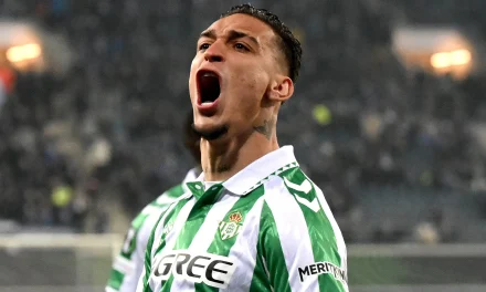 ESPAÑA | Mientras el Manchester United lo pagó en 100 millones y lo descartó de su plantel, en el Real Betis buscan recursos para retenerlo
