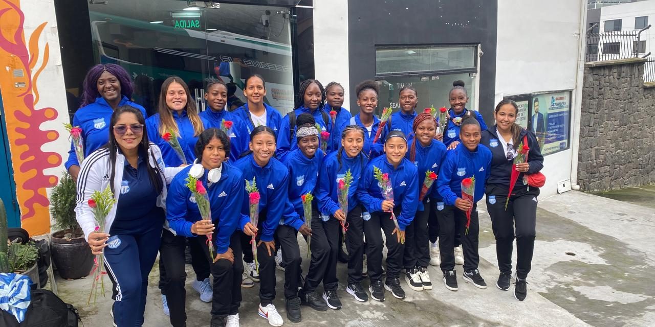 Por el Día de la Mujer: El detalle de Jorge Guzmán con el equipo femenino de Emelec