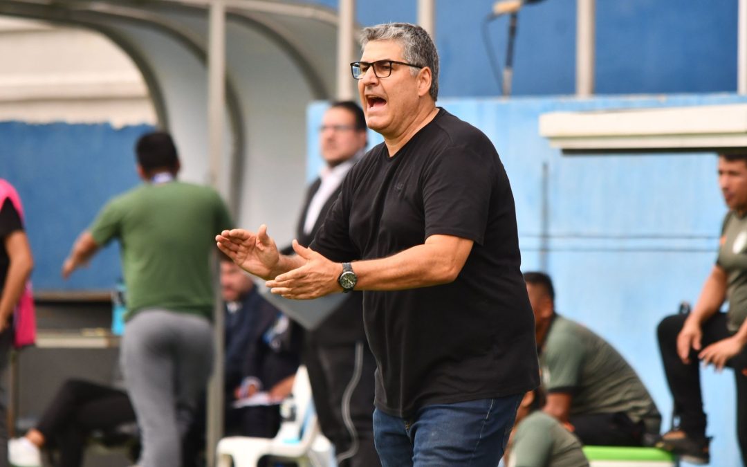 El entrenador colombiano Santiago Escobar no continuará al mando de Orense SC tras llegar a un acuerdo con la directiva del club. La decisión se tomó luego de un inicio de temporada complicado para el equipo machaleño, convirtiéndose así en el segundo director técnico en perder su cargo en la Liga Pro 2025.
