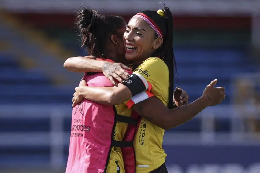 GOLAZO OLÍMPICO de Madelen Riera en la Super Liga Femenina