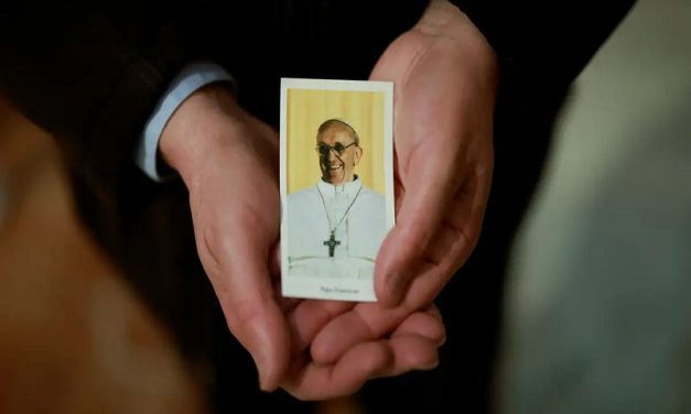 Francisco pasó una noche “tranquila”, anuncia el Vaticano