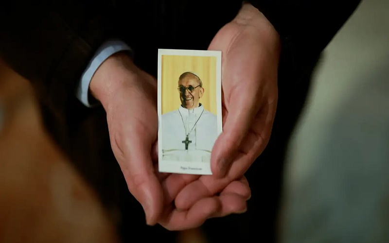 Francisco pasó una noche “tranquila”, anuncia el Vaticano