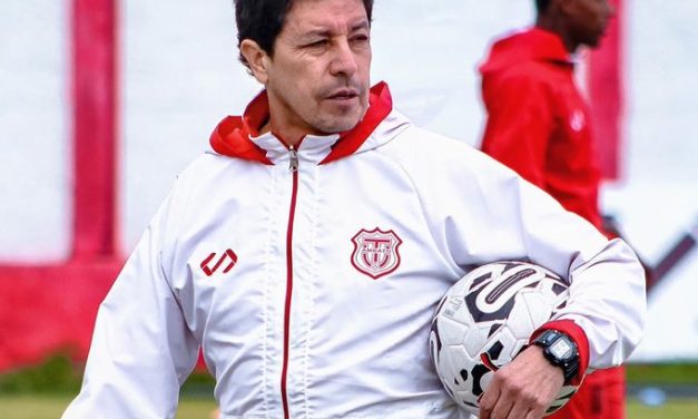 Paúl Vélez no va más como DT de T. Universitario